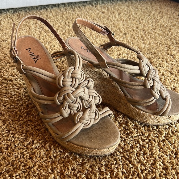 MIA WEDGES - SIZE 8.5 - Picture 2 of 5